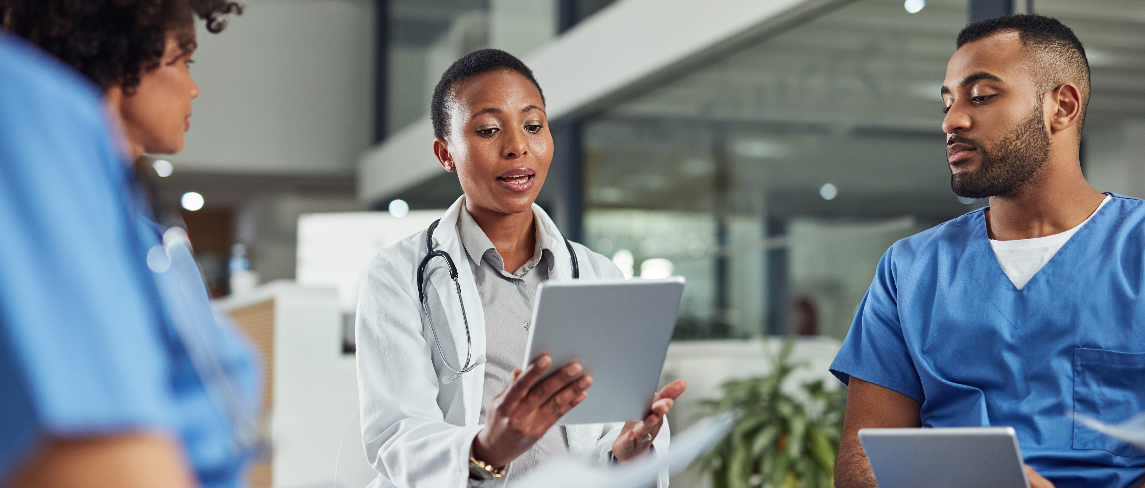 Medical practitioners having a discussion in a hospital